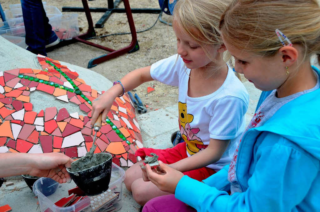Kreative Feinarbeit von Minis und Firmanden : Knallig bunt wird der Mosaikdrache auf dem Schulhof  der Sasbacher Grundschule.