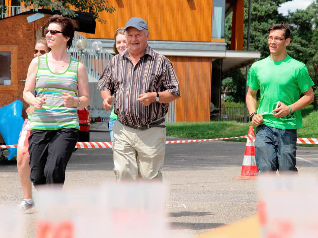 Spendenlauf in Herbolzheim: Brgermeisterstellvertreter Richard Stubert erffnet den Lauf.