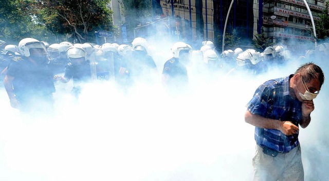 Die Polizei in der Trkei ging wiederh...mit Trnengas gegen Demonstranten vor.  | Foto: dpa