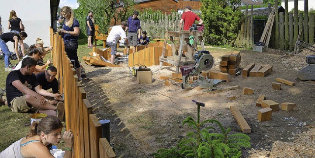 Mitglieder der KJG Elzach bei der Anla...rd bemalt und der Sandkasten angelegt.  | Foto: Nikolaus Bayer