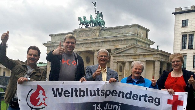 Andreas Arendt (Zweiter von links) mit...ten Blutspendern am Brandenburger Tor.  | Foto: privat