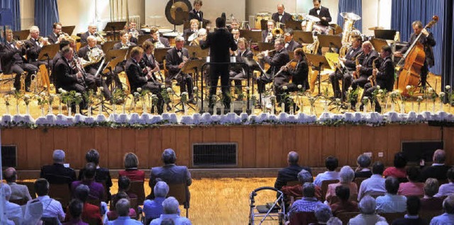 Das Landespolizeiorchester  begeisterte rund 400 Konzertbesucher.   | Foto: Dorothee Philipp