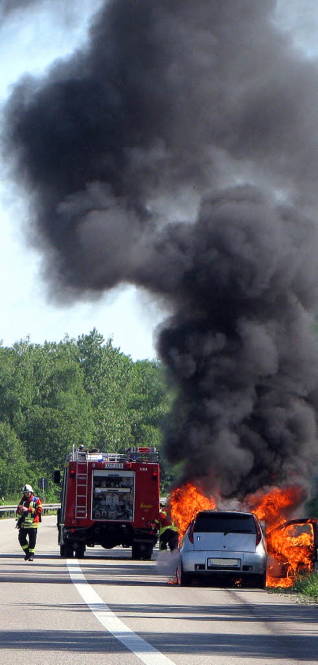 Weithin sichtbar war der Fahrzeugbrand auf der A5.   | Foto: Polizei