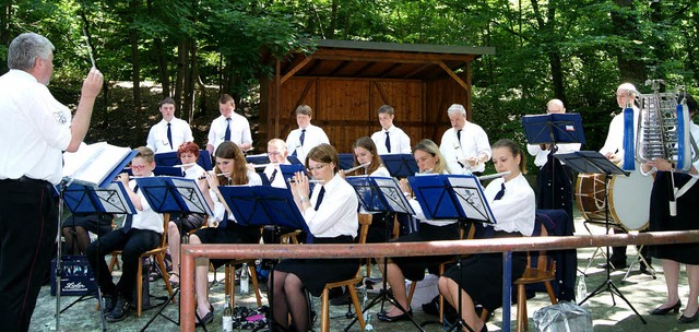 Der Spielmannszug stimmte auf das Sommerfest unter den schattigen Bumen ein.   | Foto: Mller