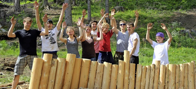 Die Hinterzartener Ministranten bei der La-Ola-Welle nach getaner Arbeit.   | Foto: Eva Korinth