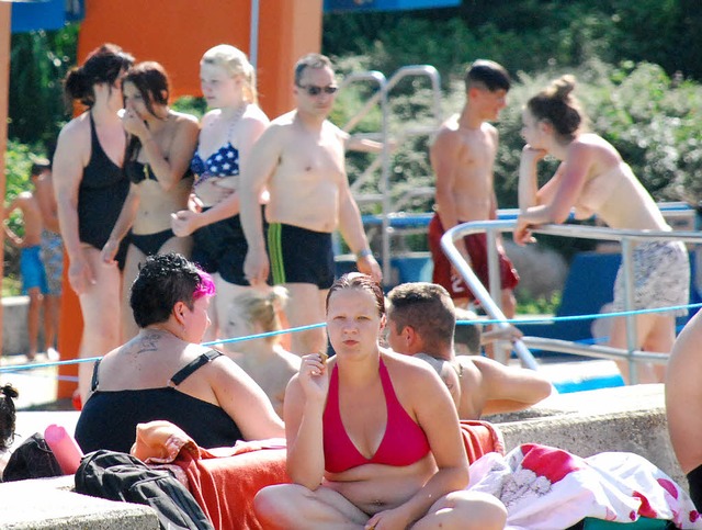 Groandrang am Beckenrand: Auch am Mon...chmittag die Besucher ins khle Nass.   | Foto: Ralf Staub