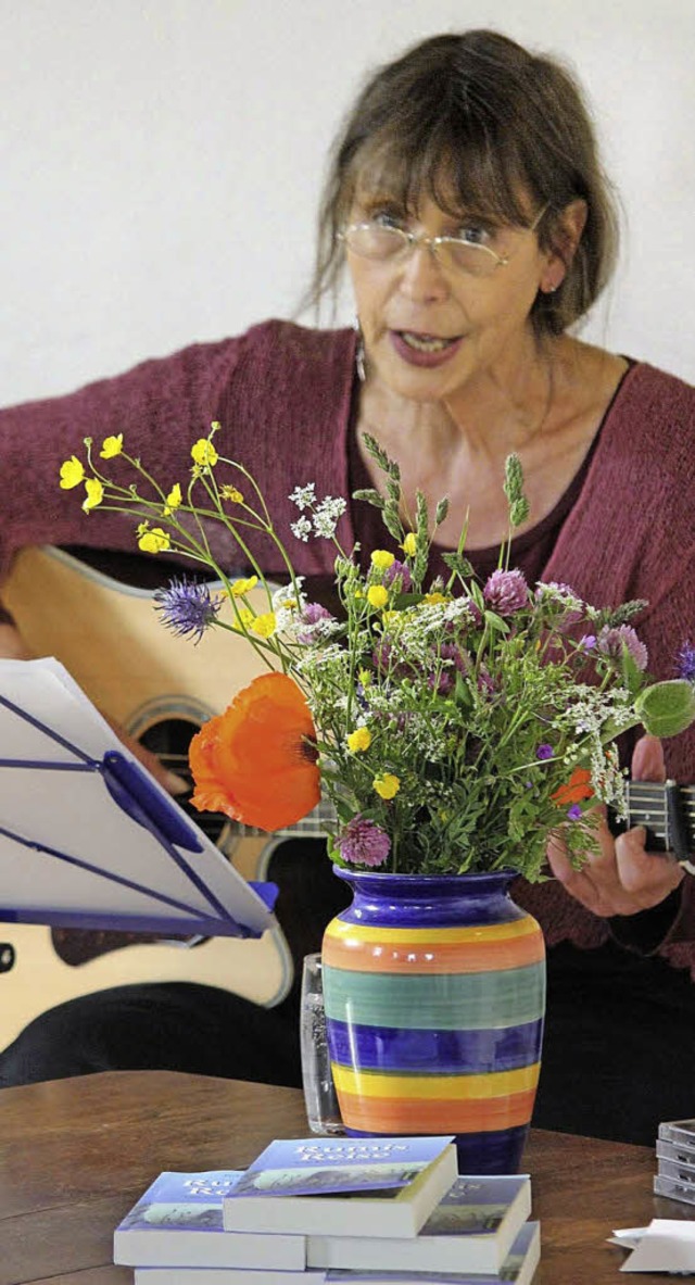 Heike Hoop verabschiedete sich in Eise...angereichert mit  Gesang zur Gitarre.   | Foto: Gert Brichta