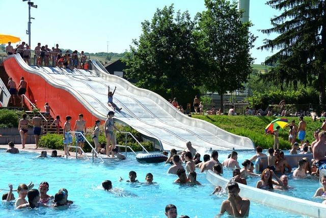 Die Saison im Parkschwimmbad ist noch nicht ins Wasser gefallen