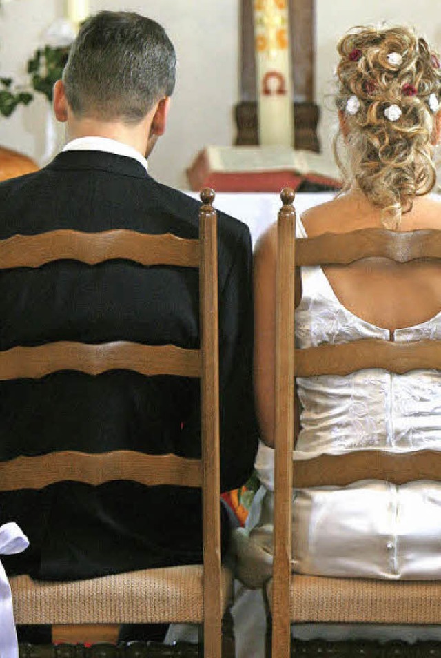 Bevor sich das Brautpaar das Jawort gi...opfheimer Standesamt erledigt werden.   | Foto: dpa