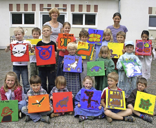 Tierisch gut: Die Kinder mit ihren Tingatinga-Bildern.   | Foto: Privat