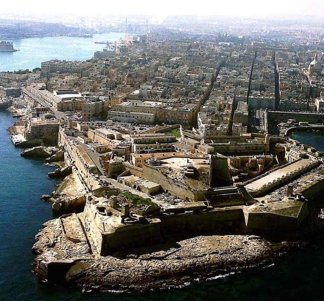 Die  Luftaufnahme zeigt die Hauptstadt Valletta der Insel Malta.   | Foto: dpa (3)/AFP