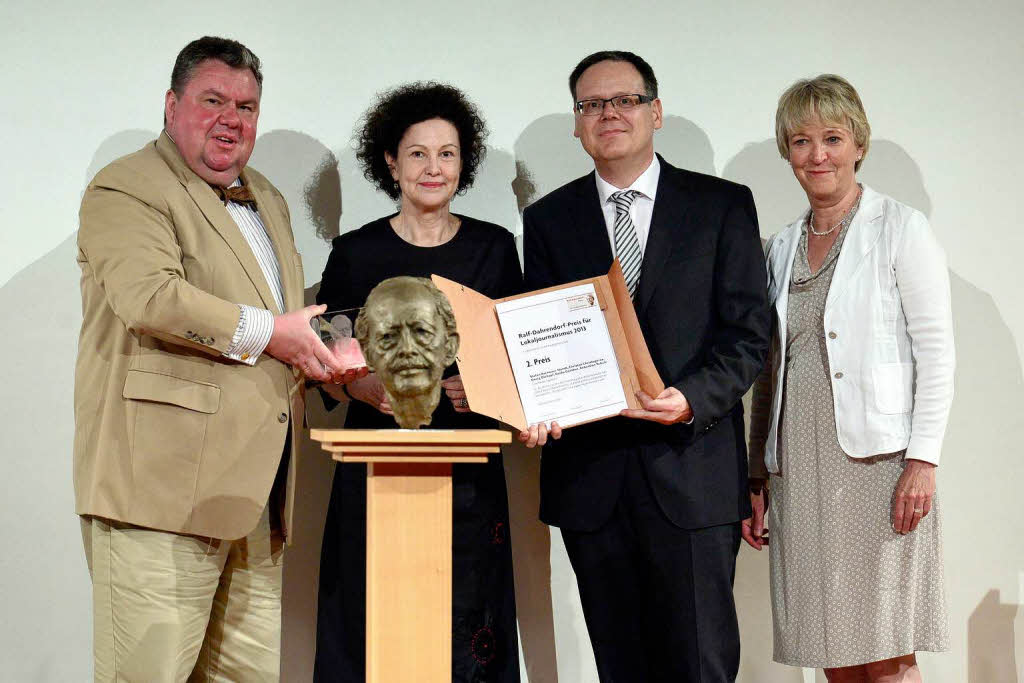 Der zweite Preis ging an die Lokalredaktion des Sderlnder Tagblatts, Plettenberg, Stefan Aschauer-Hundt (dritter v.l.). Annette Hillebrand (vierte v.l.).