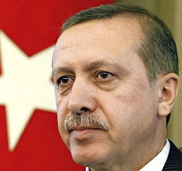 Droht mit der Armee: Premier Tayyip Erdogan   | Foto: dpa