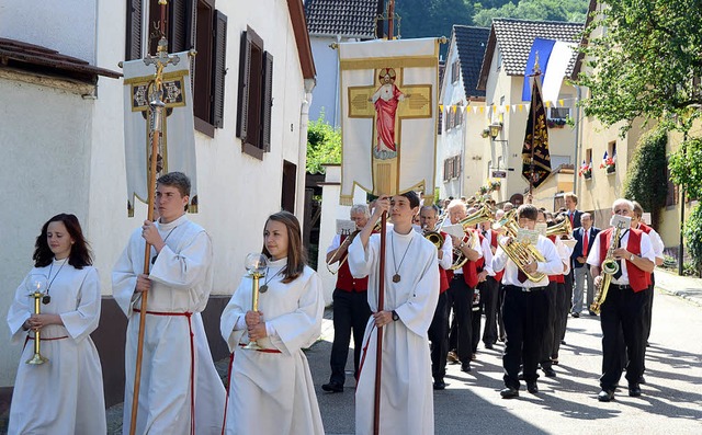 Die Ministranten mit Fahnen und Kreuz ...g durch Amoltern beim Patrozinium an.   | Foto: Roland Vitt