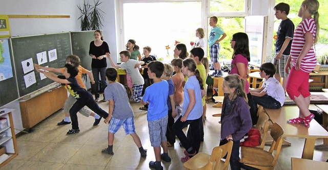 Bildersturm im Klassenzimmer beim Besu...er Drei-Linden-Grundschule Hecklingen.  | Foto: Rainer Merz