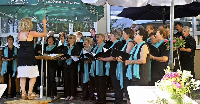 Chorgesang im Schatten der Sonnenschirme in Bahlingen.   | Foto: Privat