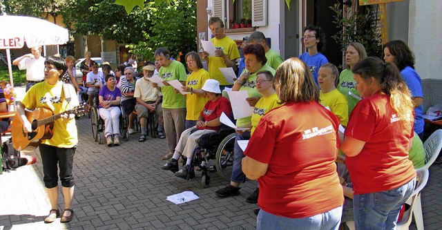 Der Chor  &#8222;ChorSAGE&#8220; bei s... Jubilum von Haus Michael in Riegel.   | Foto: Helmut Hassler