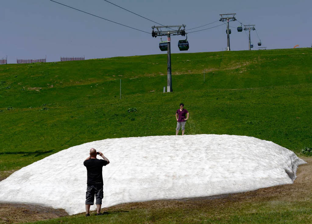 Schnappschuss: Ein Paar aus dem Saarland dokumentiert einen sommerlichen Schneehaufen auf dem Feldberg.