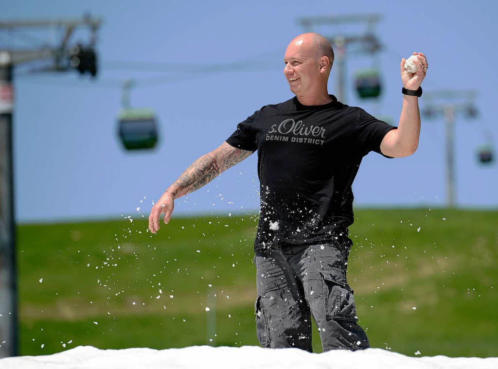 Hitze ber Freiburg, auf dem Feldberg gibt es dagegen noch die Mglichkeit zur Schneeballschlacht.