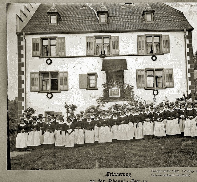 Im Jahre 1902 war das Johannifest in F... geschmckten Pfarrhaus versammelten.   | Foto: Archiv Schilling