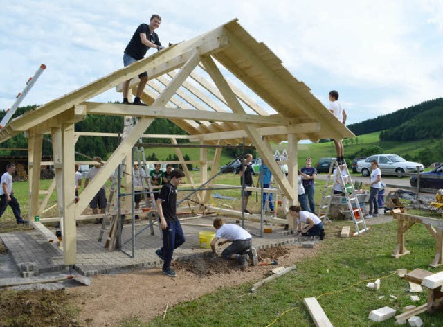 Mitglieder der Katholischen Landjugend... Giebeldach und Sitzgarnitur im Innern  | Foto: Nikolaus Bayer