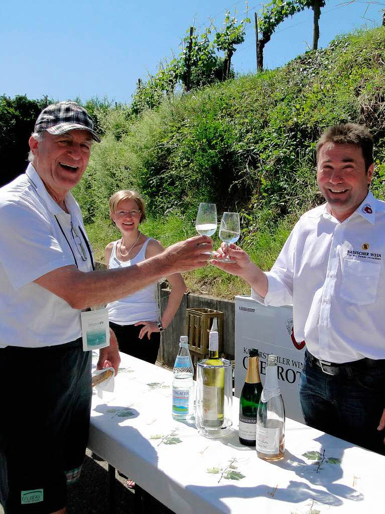 Gerd Salwey, Geschftsfhrer der WG Stauffen (links), war besonders interessiert an der kulinarischen Weinwanderung in Oberrotweil. Er mchte ein hnliches Programm fr Stauffen organisieren.