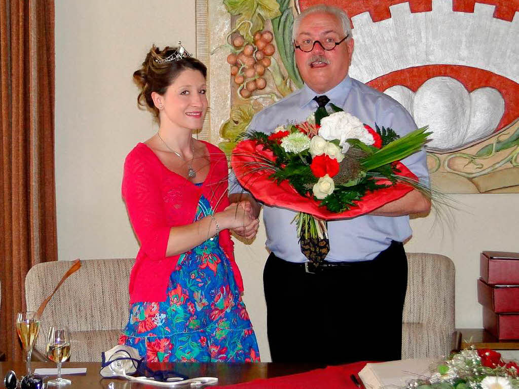 Die Badische Weinprinzessin Marie-Luise Wolf trug sich in das Goldene Buch der Stadt ein.