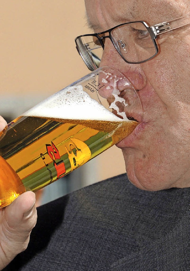 Gewissermaen wird ja auch Ministerpr...othaus-Bier, zum Werbetrger der HTG.   | Foto: dpa