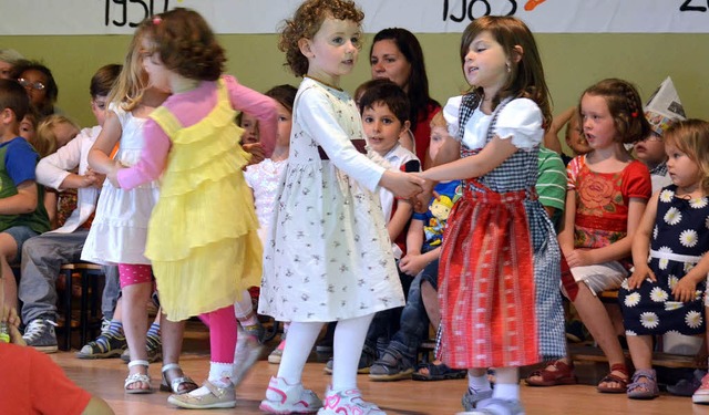 Die familienfreundliche Gemeinde Buggi...t  ein Tnzchen der Seefelder Kinder.   | Foto: Sigrid Umiger