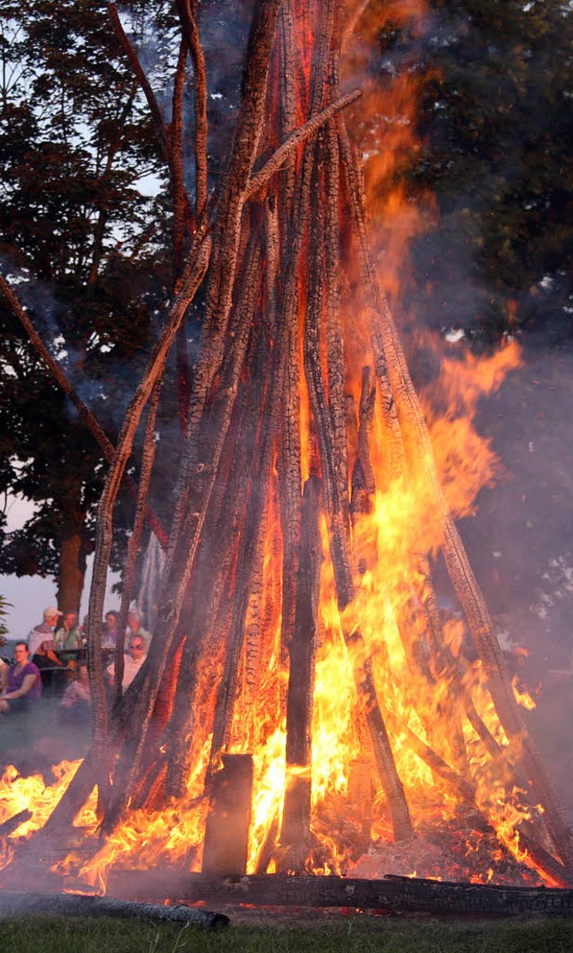 Hoch aufgeschichtet ist das Johannisfeuer.   | Foto: Sandra Decoux-Kone