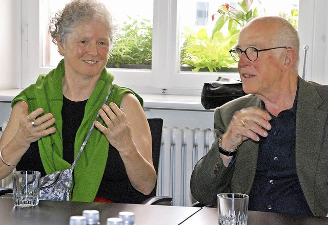 Preistrgerin Miriam Cahn und  Klaus Gallwitz von der Fachjury  | Foto: Siefke