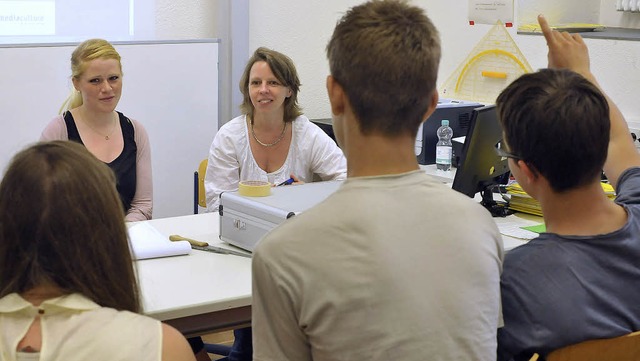 Spannende Infos: Anna Beyer und Eva We...s) vom Landesmedienzentrum klren auf.  | Foto: bamberger