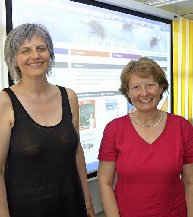 Barbara Scholer (links) und Andrea Str...n E-Medien in ihren Stadtbibliotheken.  | Foto: Peter Gerigk