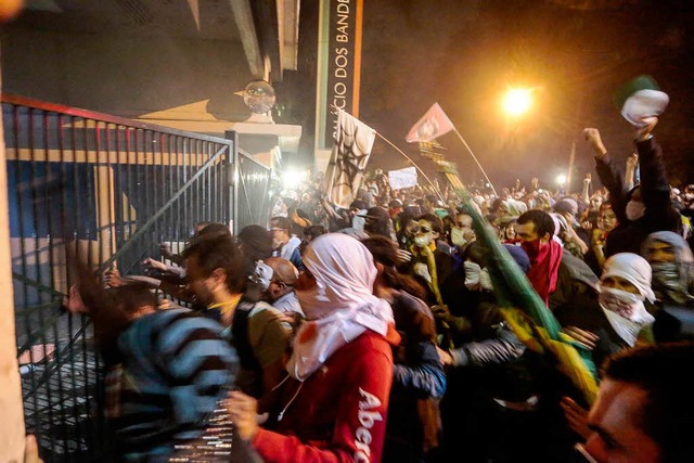 Volkszorn in Brasilien: Studenten vers...gierungssitz in  So Paolo zu strmen.  | Foto: AFP