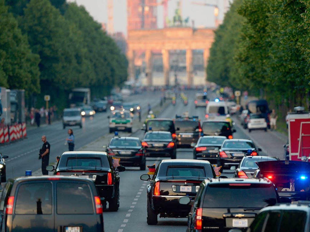 Die Wagenkolonne um die Prsidentenlimousine fhrt Richtung Brandenburger Tor.