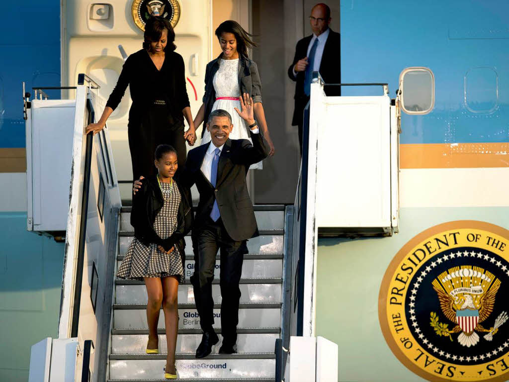 Der amerikanische Prsident Barack Obama steigt mit seiner Familie aus der Air Force One. Das Flugzeug landete bereits gestern, am 18. Juni, auf dem Berliner Flughafen Tegel.