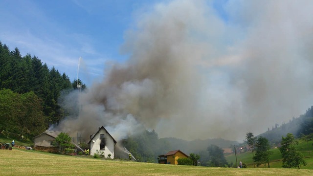 Das Anwesen in Gengenbach-Reichenbach stand in Flammen.  | Foto: kamera24.tv