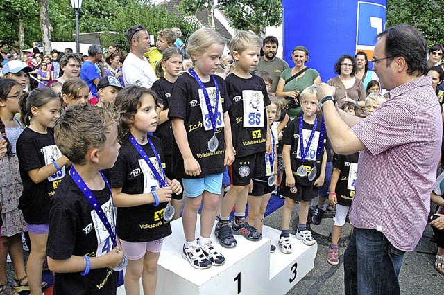 So sehen Sieger aus: Brgermeister Tho...ergibt Medaillen bei den Kinderlufen.  | Foto: Verein