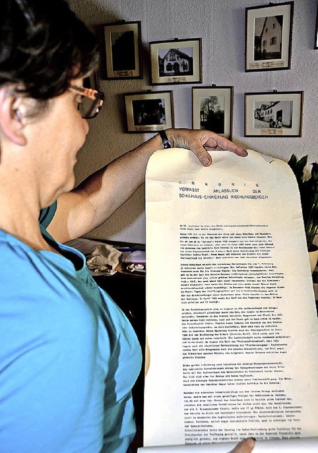 Carola Mutschler prsentiert eine Kopi...hule vor 50 Jahren eingemauert wurde.   | Foto: R. Vitt