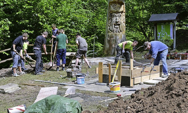 Mitglieder der KLJB Oberwinden  bei de...neuen Grillplatzes im oberen Erzenbach  | Foto: Nikolaus Bayer