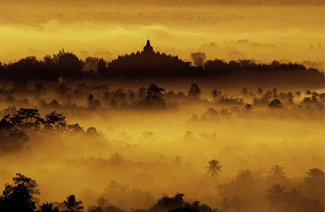 Erhaben im nebligen Morgengrauen: der Tempel Borobodur auf Java   | Foto: dpa