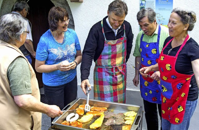 Leckere Spezialitten vom Grill gabs nach dem Gottesdienst im Grnen.  | Foto: Chris Seifried