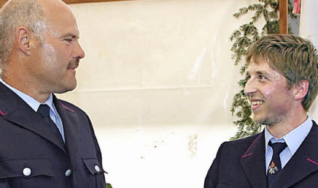 Manuel Schleith (rechts) ist Nachfolge... Frank Zimmer als Feuerwehrkommandant.  | Foto: Kanmacher
