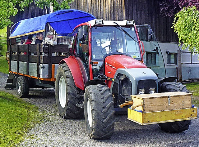 Mitglieder des Viehzuchtvereins  auf Fahrt im Traktorengespann   | Foto: BZ