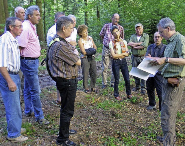 Revierfrster Patrick Trndle (rechts)...ichtung der Ruhe Brgler Wald&#8220;.   | Foto: jutta schtz