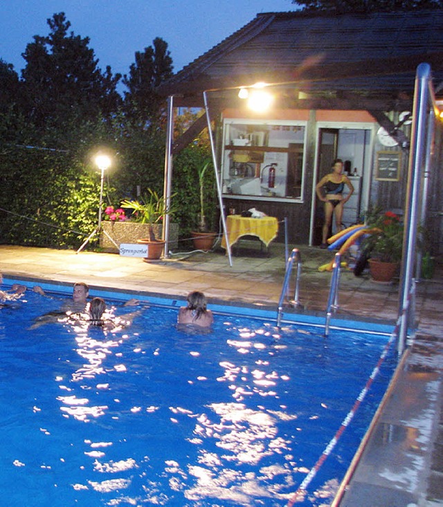 Ein besonderes Erlebnis ist das Baden ...ter Stunde im Schwimmbad Schweigmatt.  | Foto: Privat