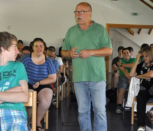 Karl-Heinz Richter mit Gymnasiasten in Schnau   | Foto: Steinebrunner