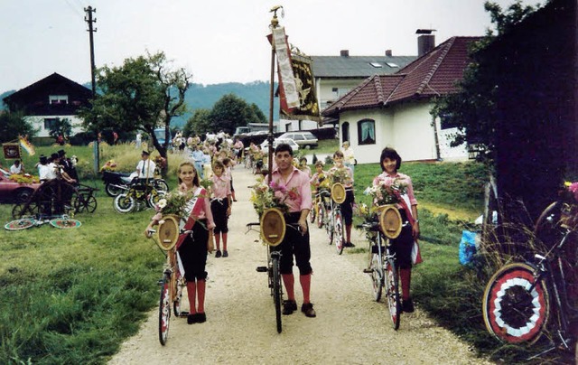 Die Korsogruppe: In den 80er Jahren be...r Mitte Korsowart Klaus Figlestahler.   | Foto: Privat