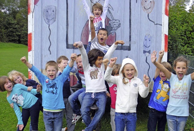 Hurra: Die Kinder freuen sich ber ihre Betreuung bei der AWO.  | Foto: Privat