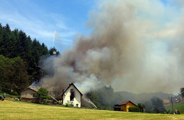 Wohn- und Wirtschaftsgebude brannten ...ch der angrenzende Wald nahm Schaden.   | Foto: Kamera 24